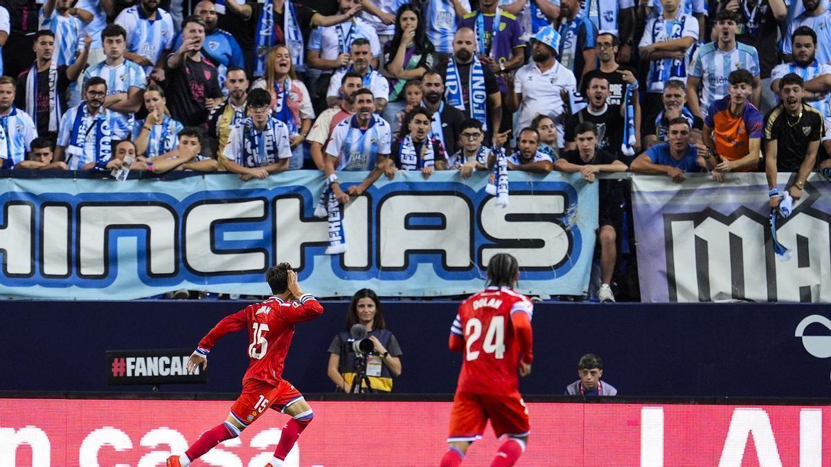 Bryan Zaragoza provoca a la afición del Málaga CF tras su gol en La Rosaleda.