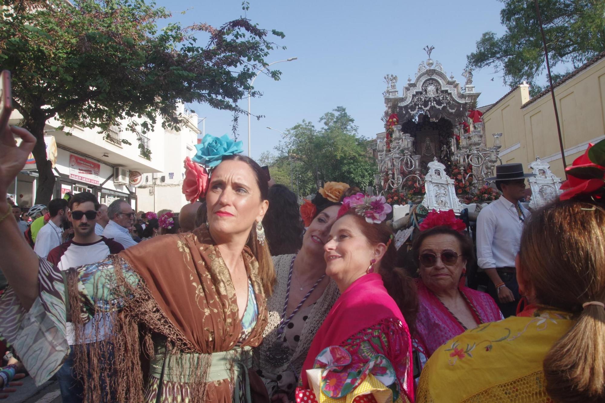 La Hermandad de Málaga sale en procesión hacia la Aldea del Rocío