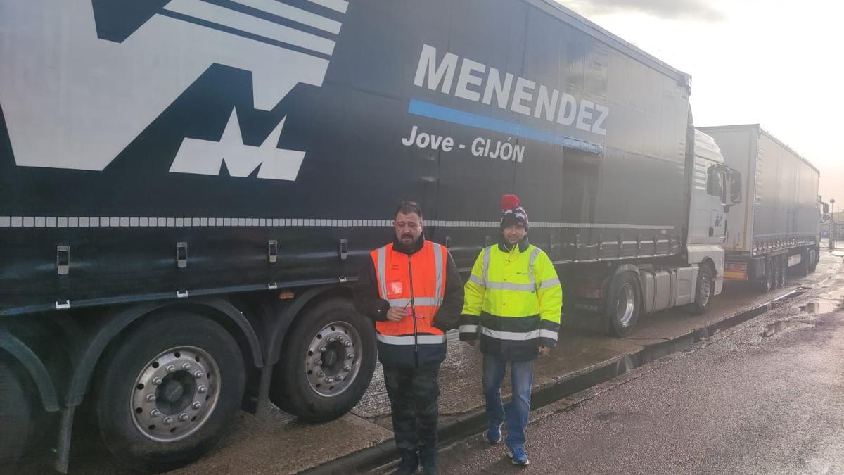 “La comida se nos acaba, aquí vamos a pasar las fiestas”. Dos camioneros langreanos atrapados en el Reino Unido nos enseñan su día a día en la cabina