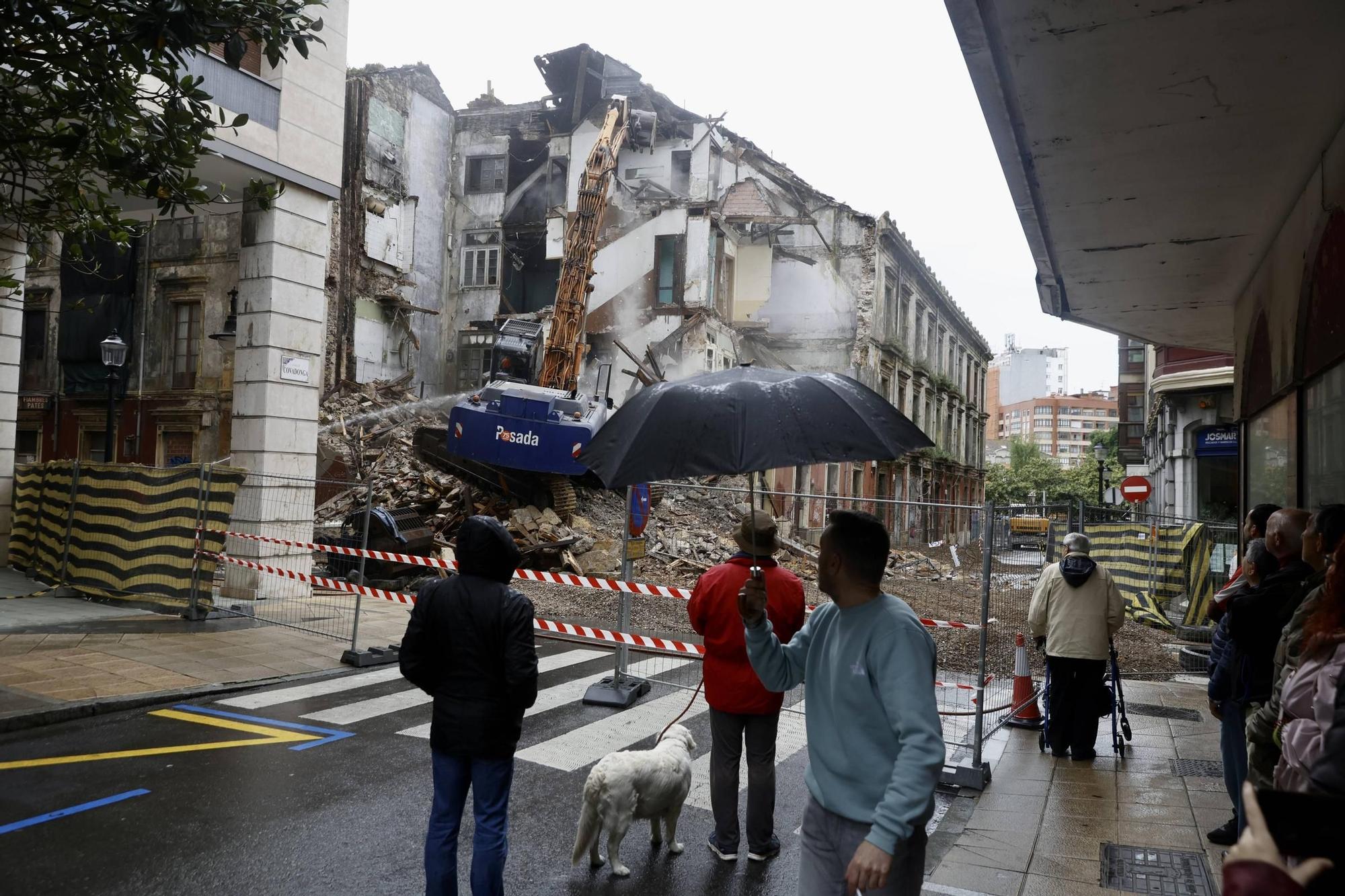 Así fue el derribo del histórico edificio de El Jazmín en Gijón (en imágenes)