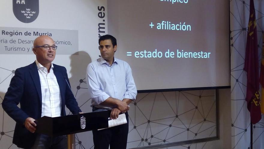 Juan Hernández, consejero de Empleo, y Alejandro Zamora, director del SEF.