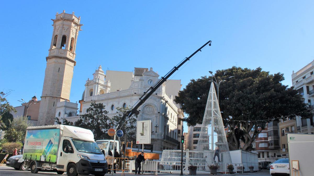 La Fira de Nadal arrancará este viernes, coincidiendo con el encendido oficial del árbol de Navidad instalado en el Pla.