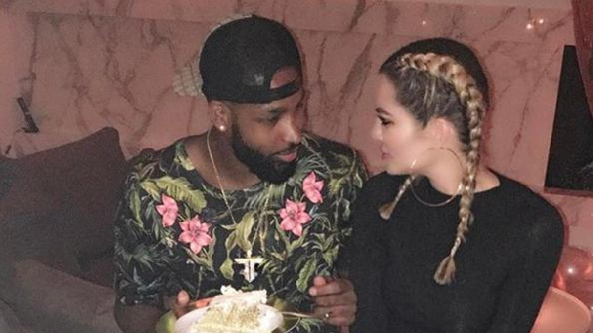 Khloé Kardashian luce anillo con Tristan Thompson