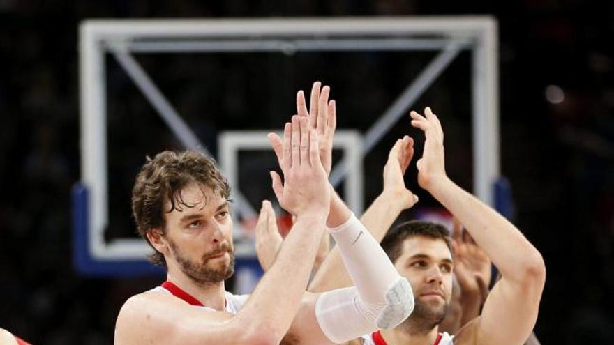 Los jugadores españoles saludan tras vencer a Francia.