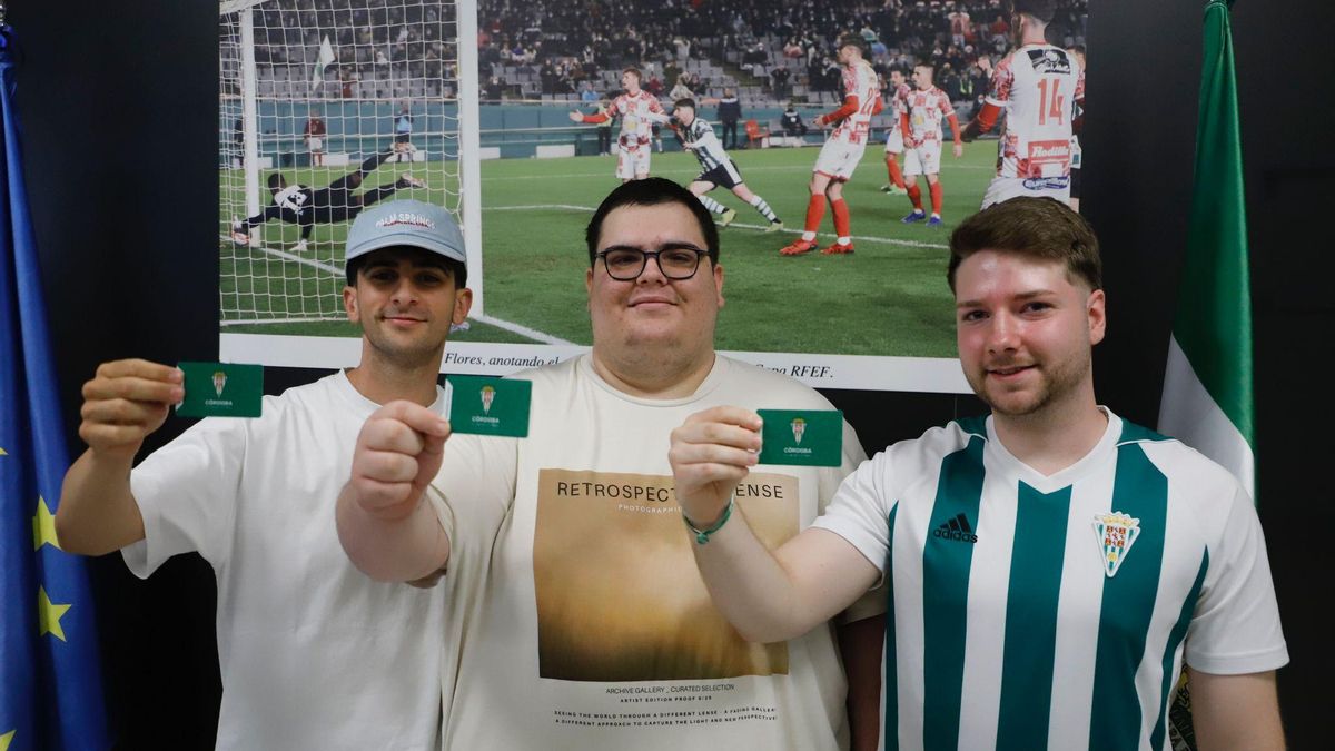 Tres socios del Córdoba CF que ya tienen su abono físico para la temporada 2025-2026 en Segunda.