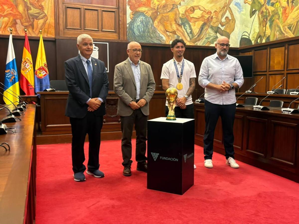 Recibimiento a Yeremy Pino en el Cabildo de Gran Canaria tras conquista la Copa de Mundo de Fútbol 2026