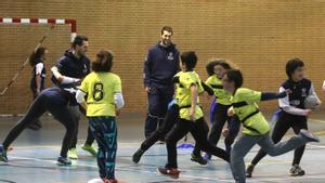 Un grupo de niños practica el ’rugby cinta’ en un colegio de Ordizia (Euskadi).