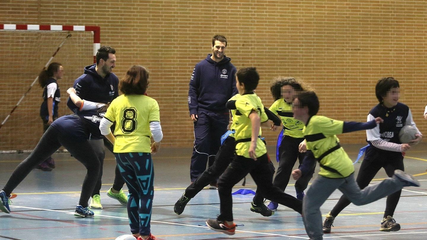 Un grupo de niños practica el 'rugby cinta' en un colegio de Ordizia (Euskadi).