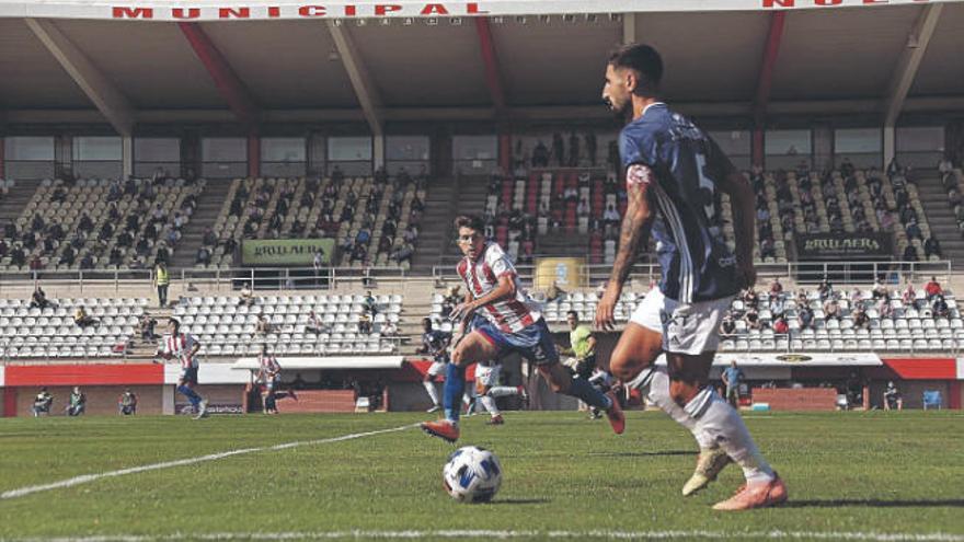 Javi Saavedra, capitán del CD_Marino, conduciendo el balón en una jugada del partido ante el Algeciras.