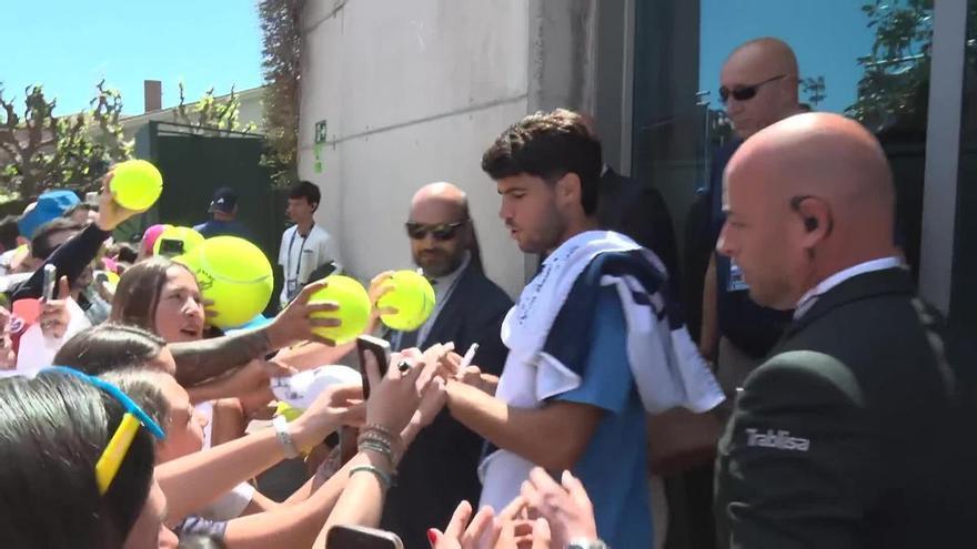 Baño de masas de Carlos Alcaraz en el Conde de Godó