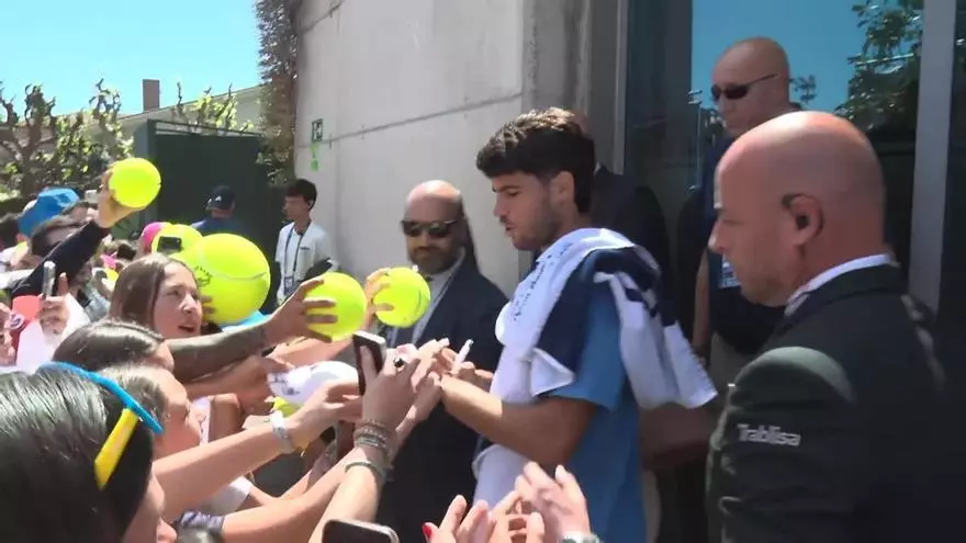 Carlos Alcaraz entrenando con la mano izquierda