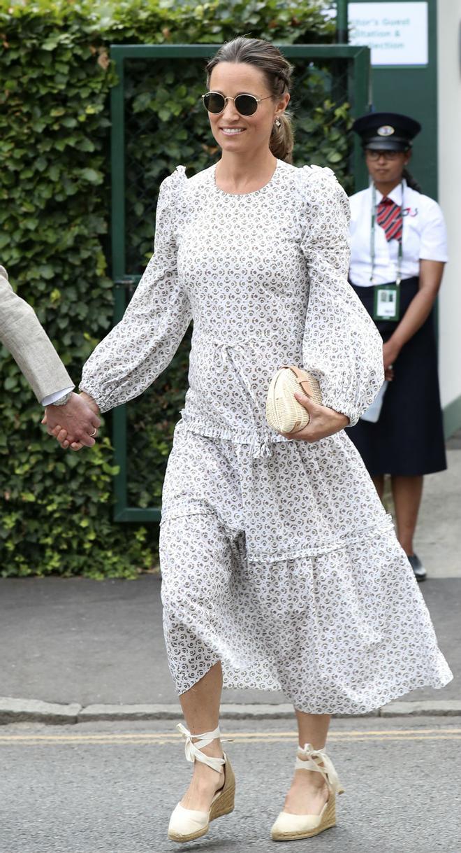 Pippa Middleton con vestido estampado y cuñas de esparto