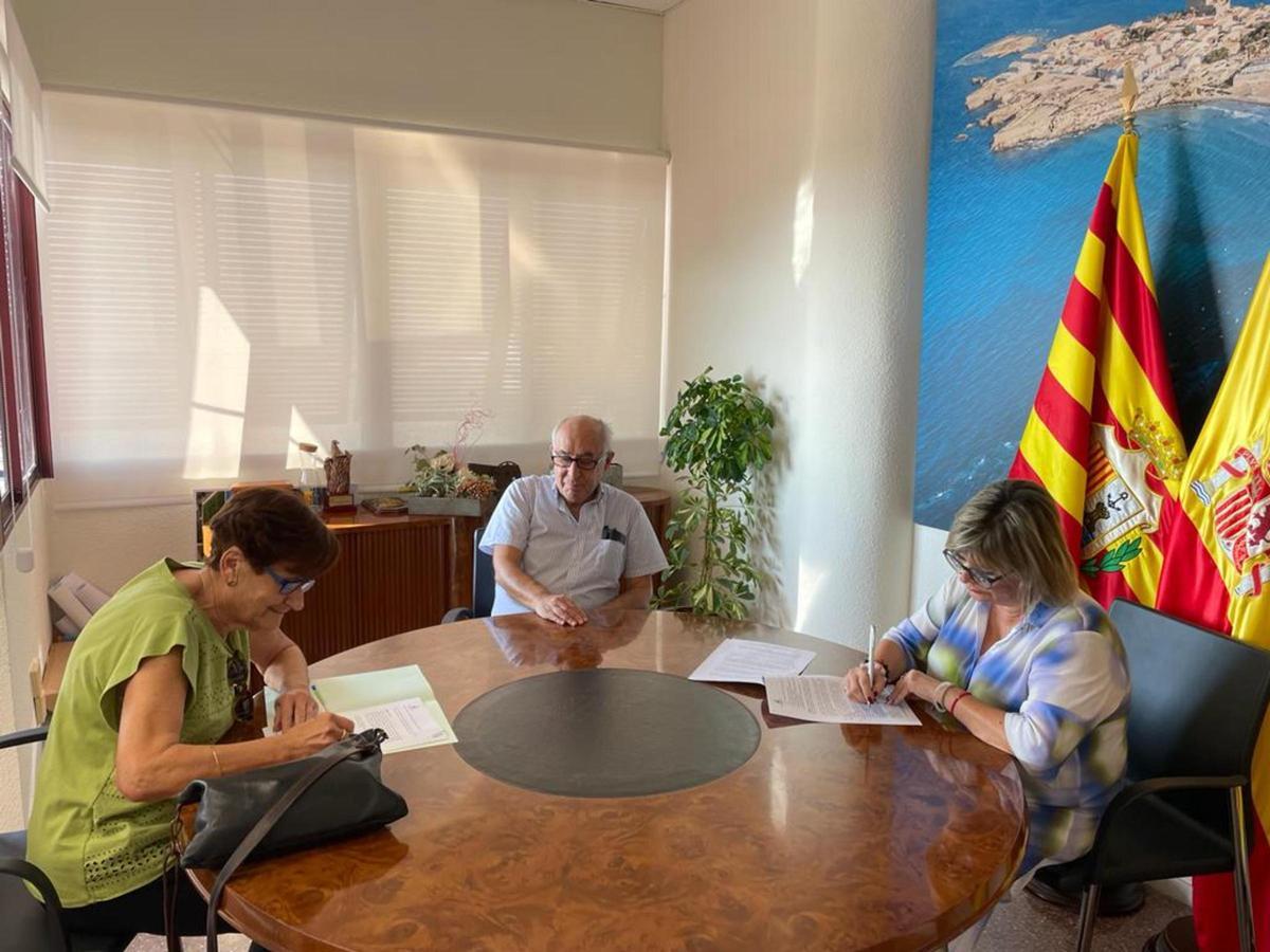 Firma del convenio con la responsable de l'Antina