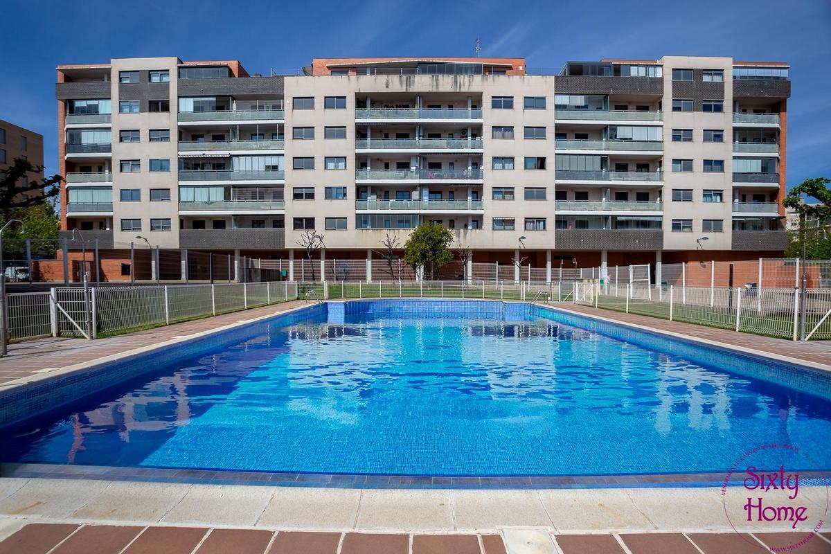 Piscina de la urbanización donde se encuentra la vivienda a la venta en Rosales del Canal