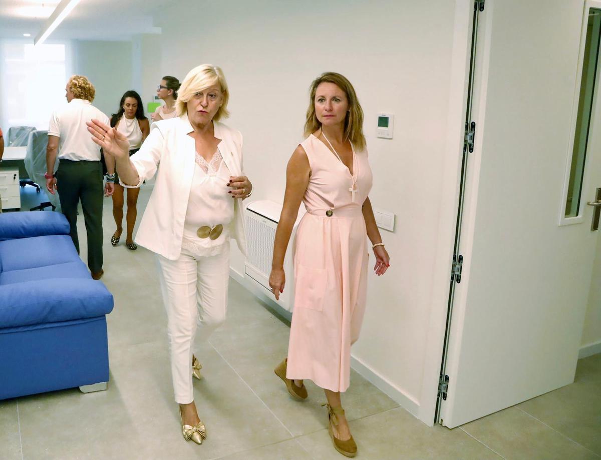 La alcaldesa Begoña Carrasco junto a Clara Adsuara, concejala de Bienestar Social visitando las instalaciones.