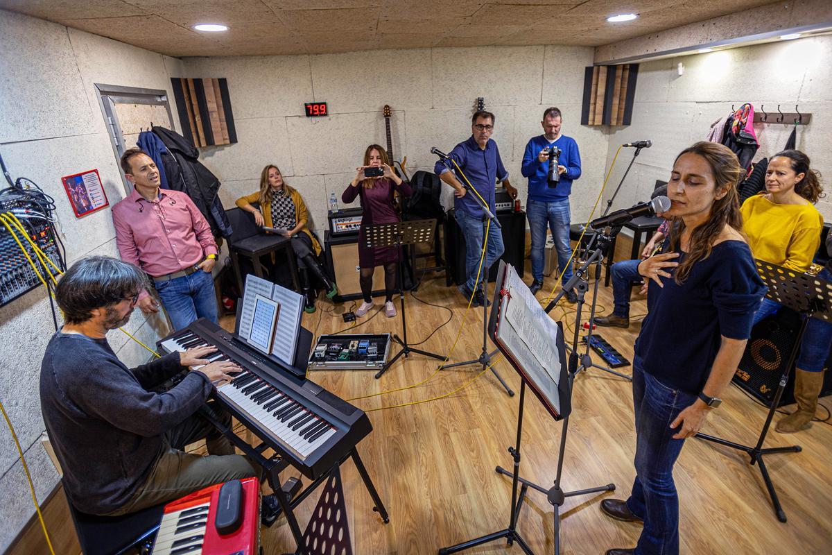 Xaiques Band: Mossos solidarios que tocan música de infarto