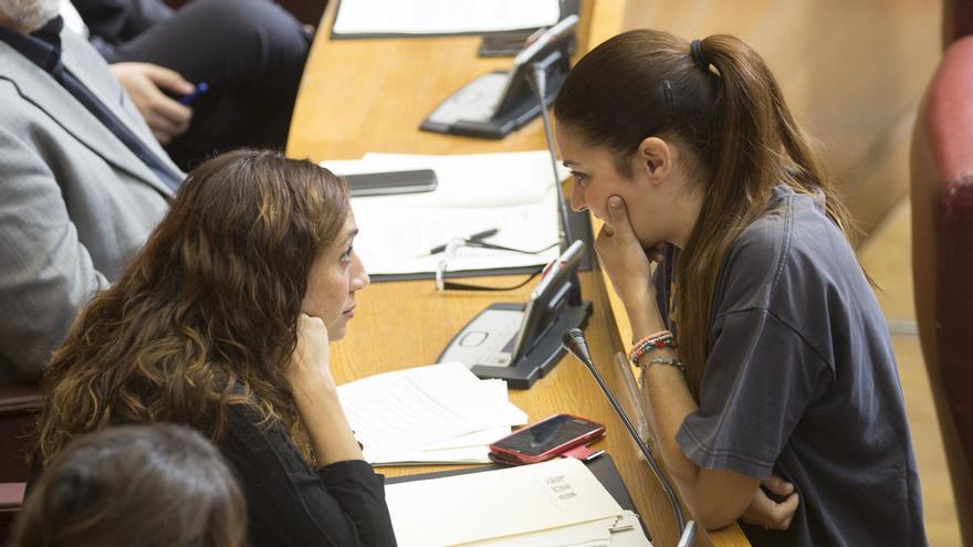 Mireia Mollà en una imagen de archivo con Isaura Navarro.