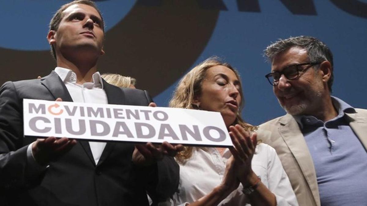 El presidente de Ciutadans, Albert Rivera, junto a Carolina Punset en el teatro Goya de Madrid. AGUSTIN CATALAN