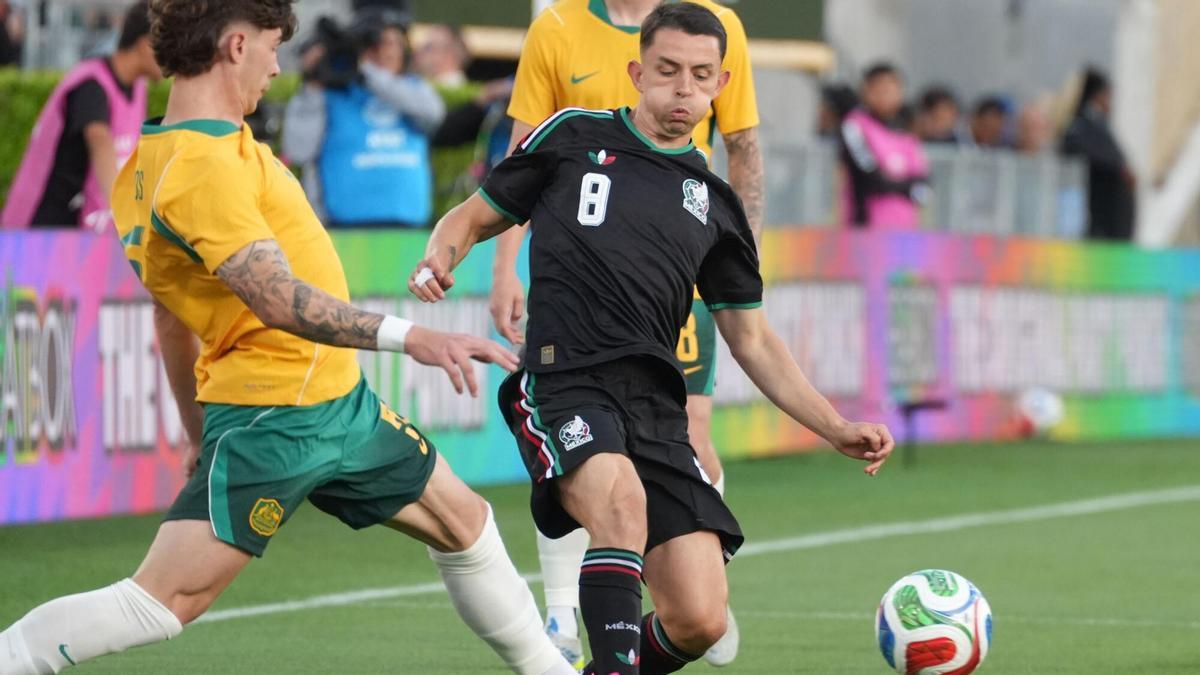 Álvaro Fidalgo pelea un balón en el amistoso entre México y Australia previo al Mundial 2026 en el Rose Bowl