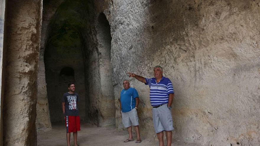 De izquierda a derecha Carlos, José y Francisco Moreno, en el pasillo de 7,5 metros de altura que une tres de las cinco naves.