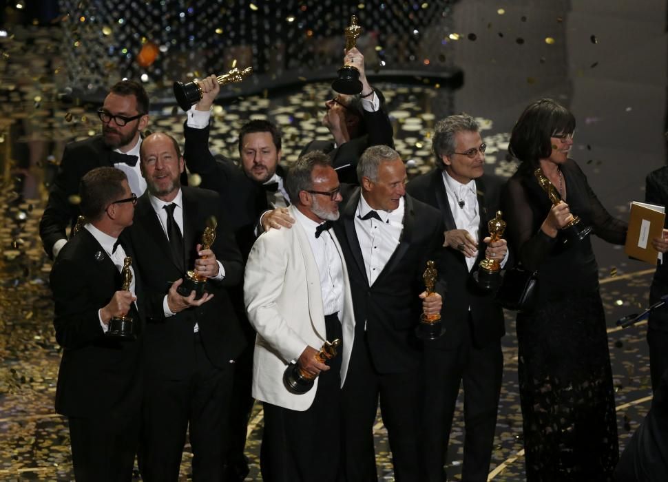Los ganadores del Oscar se reúnen en el escenario después del final de la entrega de premios