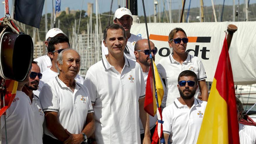 El Rey visita el club náutico de Palma para apoyar la Copa del Rey de Vela