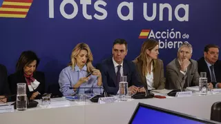 Sánchez da cariño a los alcaldes de la DANA y moviliza 1.350 millones para la reconstrucción municipal