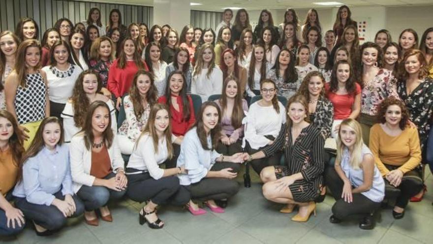 Las bellezas de 2017, futuras candidatas a Bellea del Foc el año próximo, se reunieron ayer por primera vez en la Casa de la Festa.