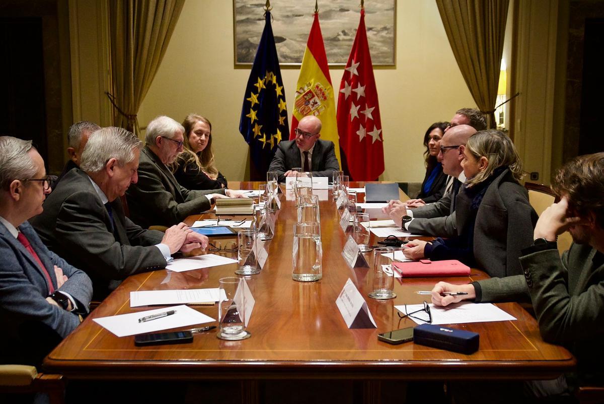 Reunión en la Delegación del Gobierno entre representantes de las administarciones y del Comité Organizador de la visita del Papa a Madrid.