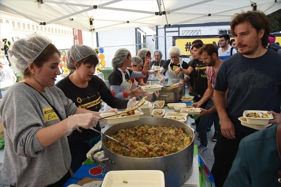 Miles de personas comen en la plaza del Pilar alimentos que iban a desecharse