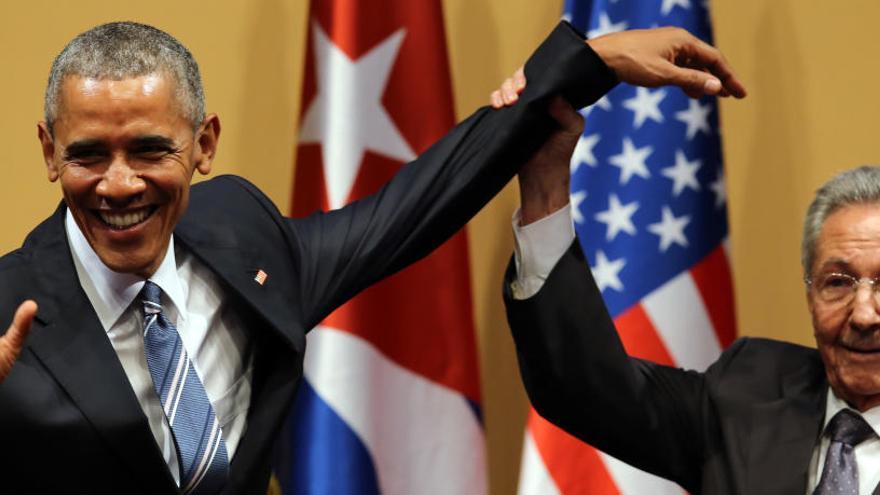 Obama y castro tras una reunión.