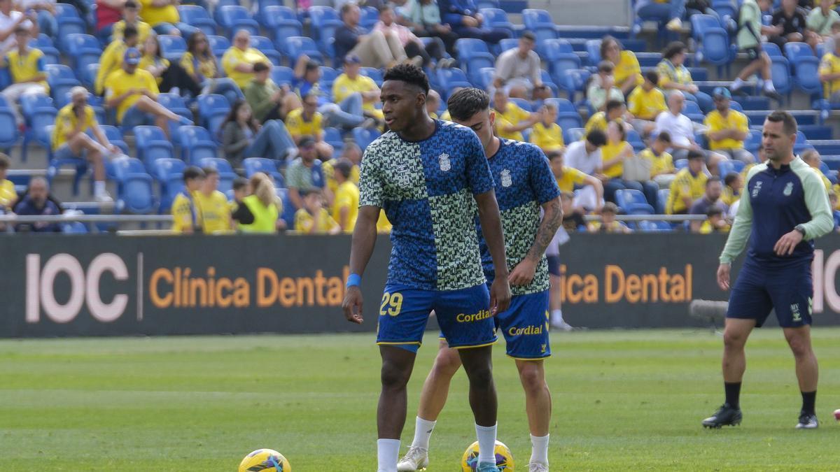 Dario Essugo se dispone a ejecutar un tiro durante un calentamiento de la UD Las Palmas