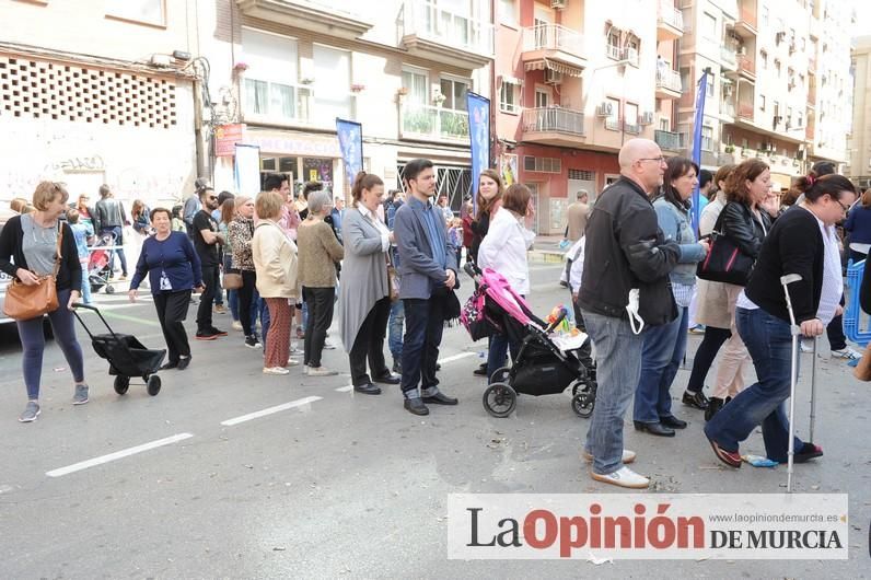 Reparto de buñuelos y chocolate en la ferretería de San Anton