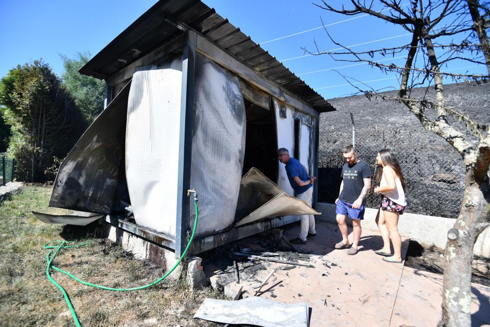 Despliegue contra un incendio cerca de casas en Lérez, Pontevedra