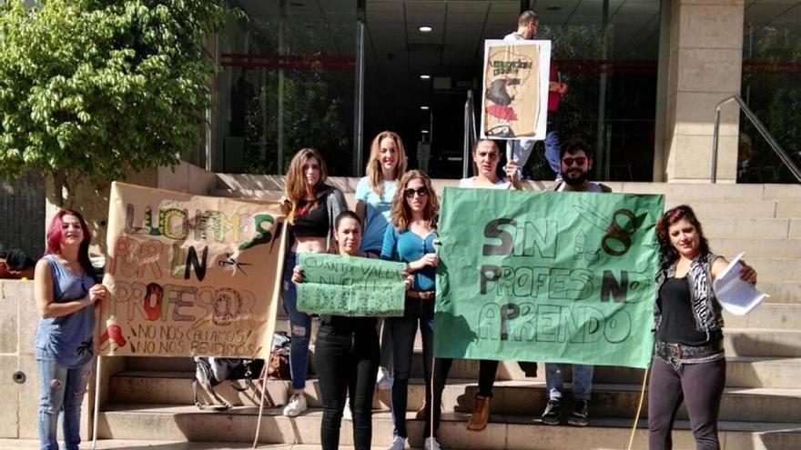 Protesta para pedir un profesor en  el grado de Peluquería