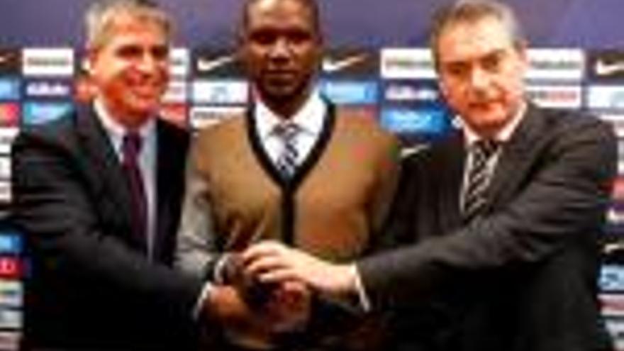 Eric Abidal, ahir, amb els responsables esportius del club Jordi Mestre i Josep Segura.