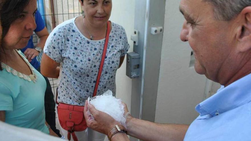 Juan Molina muestra hielo de la fábrica a María Jesús Álvarez y María Ángeles Rodríguez.