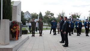El presidente del Gobierno, Pedro Sánchez, y el alcalde de Mostar, Mario Kordic (d), durante la ofrenda floral ante la placa que recuerda a los 23 militares españoles fallecidos en la guerra de Bosnia (1992-1995), en la plaza de España de esta ciudad de Bosnia y Herzegovina, este 30 de julio de 2022.