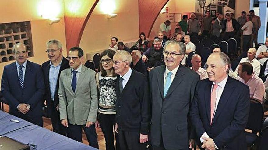 Dirigentes de Cobadú y de la Junta de Castilla y León al inicio de la asamblea general.