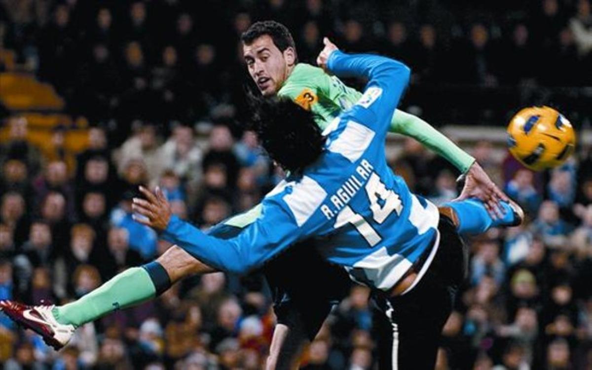 Abel Aguilar lluita amb Sergio Busquets en el partit entre l’Hèrcules i el Barça de dissabte a Alacant.