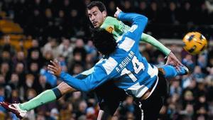 Abel Aguilar lluita amb Sergio Busquets en el partit entre l’Hèrcules i el Barça de dissabte a Alacant.