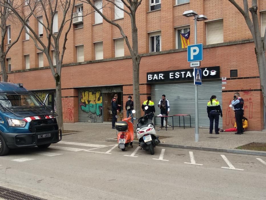 Desplegament de mossos al parc Central de Girona.