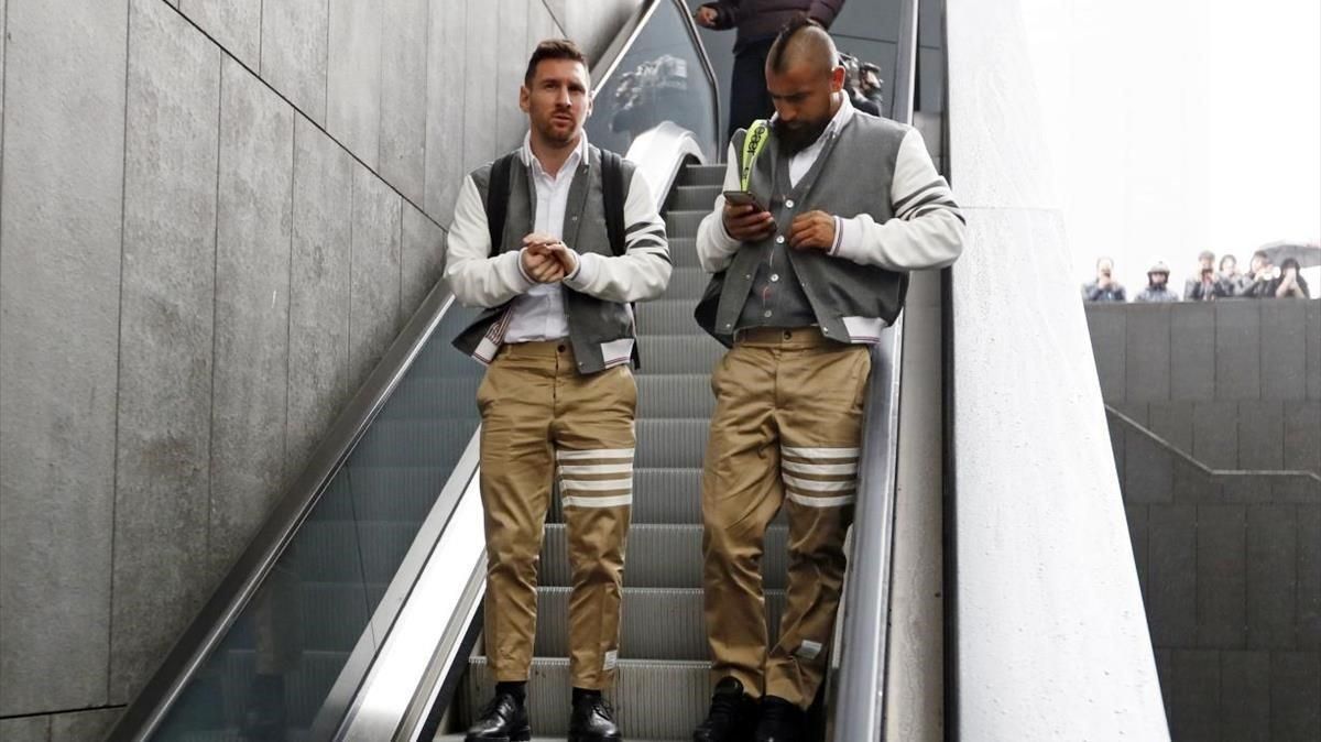 zentauroepp51183062 deportes messi y arturo vidal con el nuevo traje de los des191202185842 zentauroepp51183062 deportes messi y arturo vidal con el nuevo traje de los des191202185842