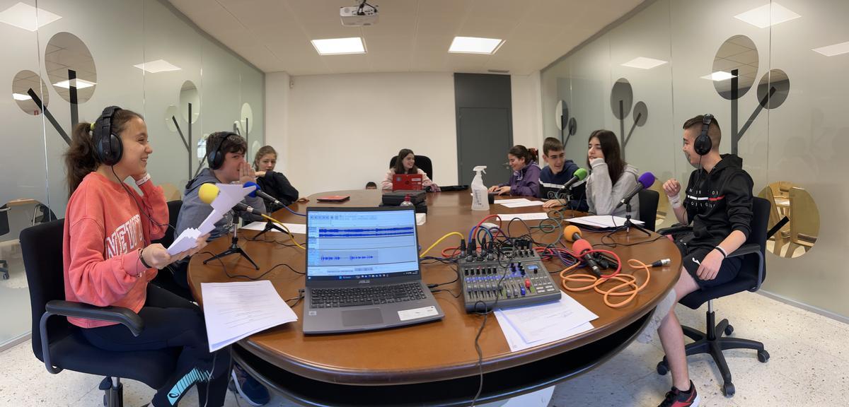 Estudantes do Losada, no estudo de radio.