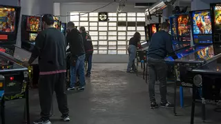 El nuevo paraíso arcade: en esta nave de Esplugues hay 170 recreativas y pinballs