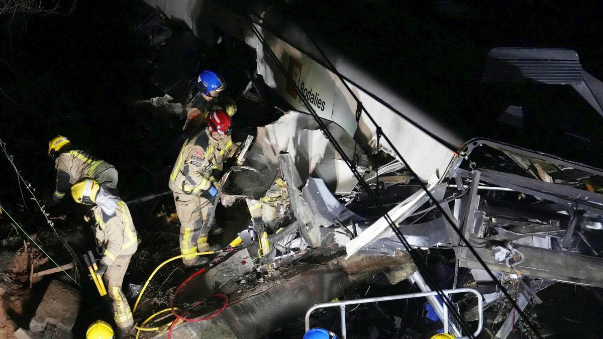 El accidente del tren de rodalies de la R4 en Gelida que ha descarrilado ha provocado un muerto, el maquinista del convoy, y cuatro heridos graves, así como 34 heridos de carácer más leve.