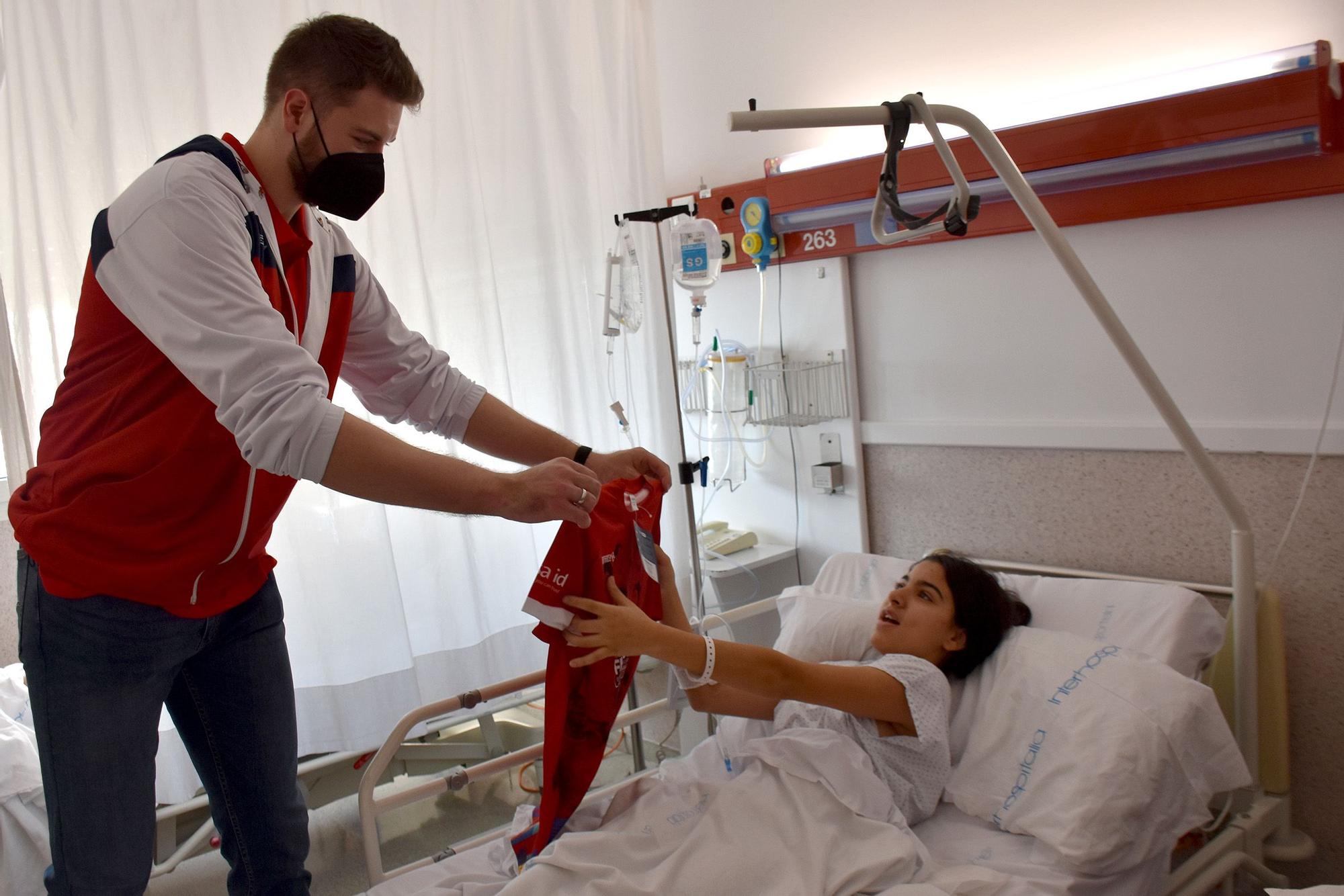 L'Hospital de Sant Joan de Déu rep la visita del Baxi Manresa