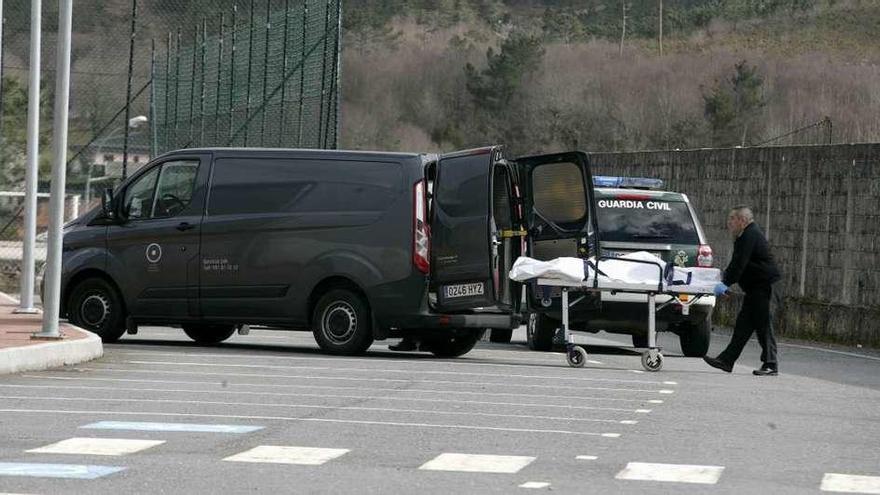 Los servicios funerarios, en Soutelo, introduciendo el cadáver de la mujer en el furgón. // Bernabé / Cris M.V.