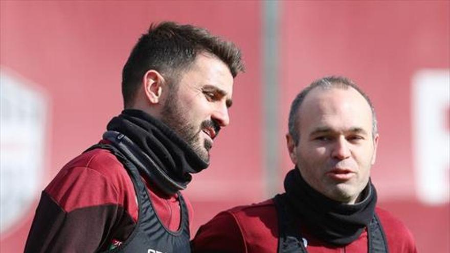 Villa ya entrena junto a Iniesta