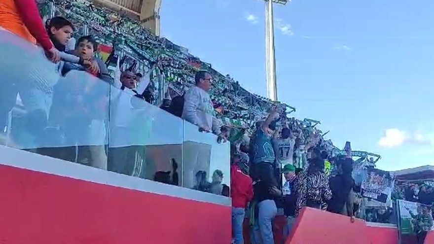 Ausgelassene Stimmung bei den Fans von Real Betis im Son-Moix-Stadion in Palma